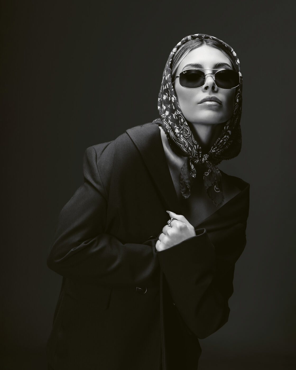 Retrato editorial en blanco y negro con styling de REGA HOUSE