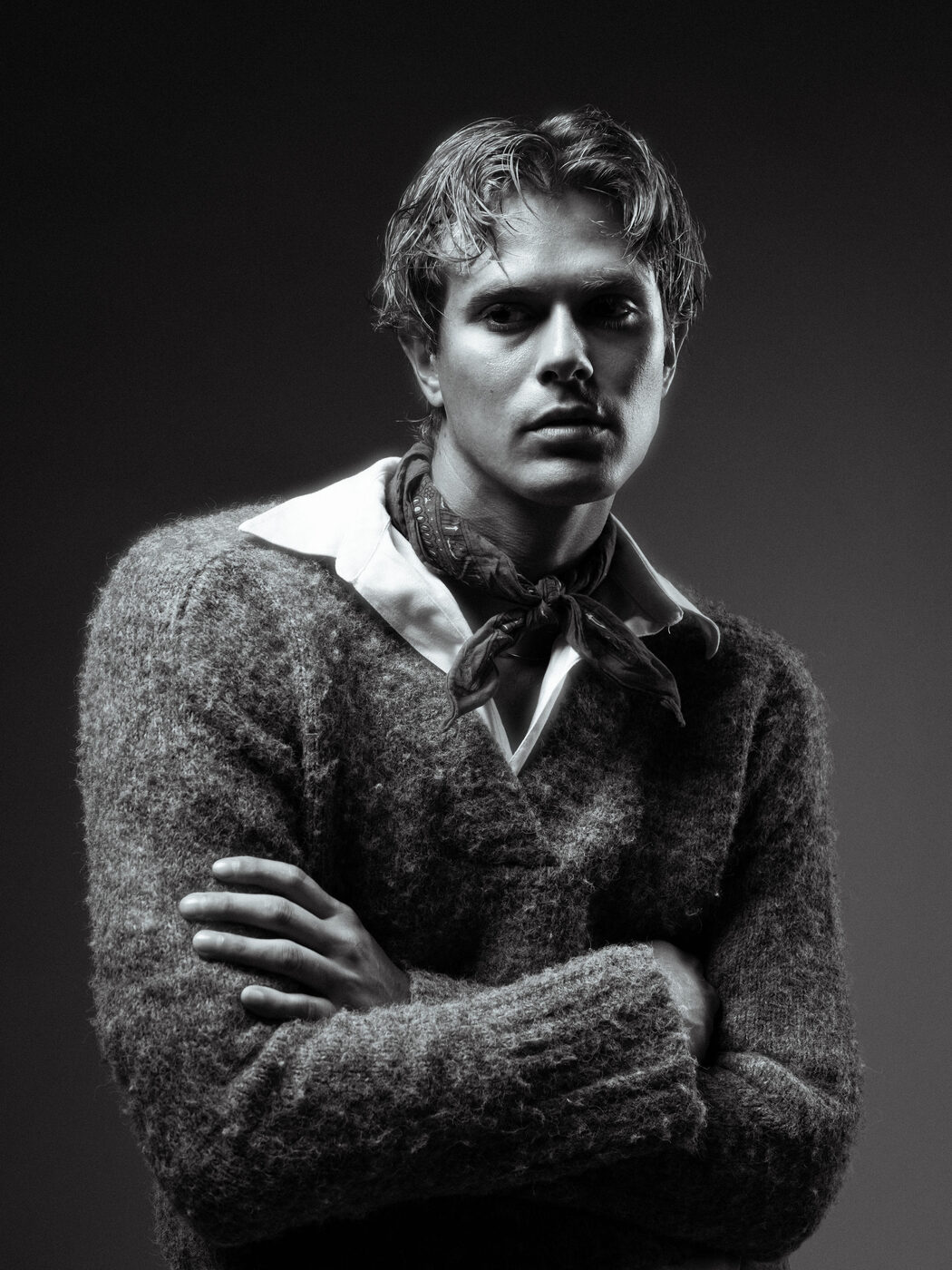 Retrato editorial masculino en blanco y negro con styling de REGA HOUSE