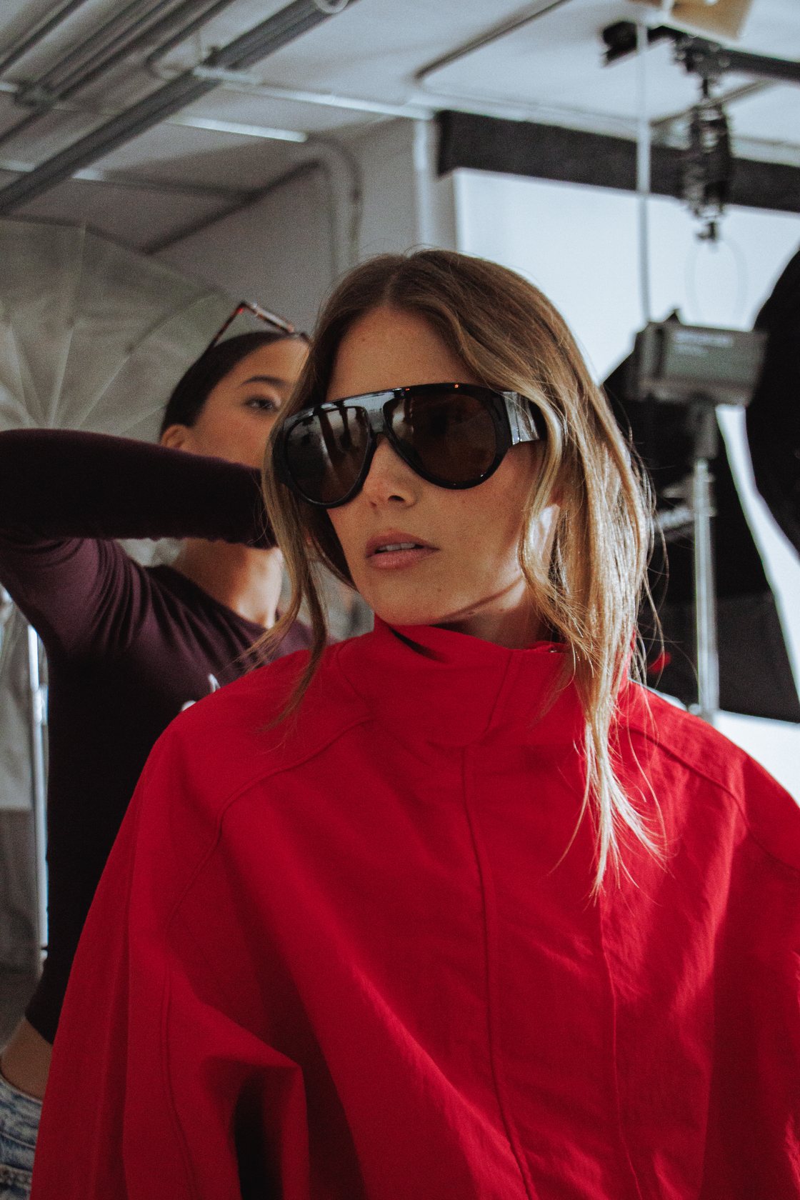 THE FIT documentary photo: the model in dark sunglasses while the set is prepared