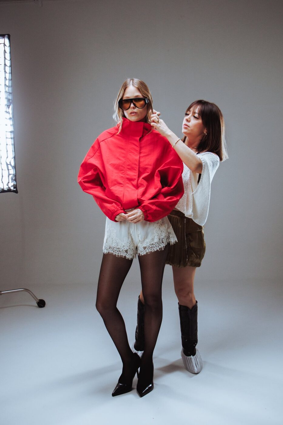 Ajuste de styling durante el rodaje de THE FIT